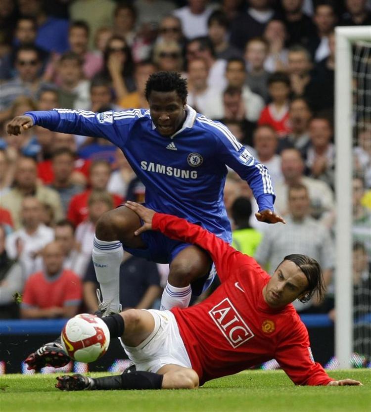 21-årige John Obi Mikel har oplevet fodboldens skyggesider på tæt hold som nigeriansk stortalent intenst jagtet af agenter og klubber. Chelsea skrev imod Fifas regler kontrakt med ham som mindreårig. For at undgå ballade betalte klubben 170 millioner kroner i forlig for at dysse sagen ned. 