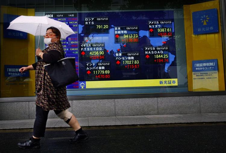 Fodgænger i Tokyo i går. Nikkey lå med røde tal det meste af dagen, men endte med et lille plus. 