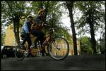 Den hvide stoks dag fokuserer i år på motion. Her køres der på tandem. (Foto fra Dansk Blindesamfund) 