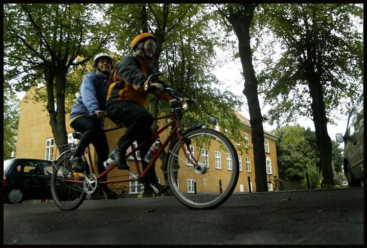 Den hvide stoks dag fokuserer i år på motion. Her køres der på tandem. (Foto fra Dansk Blindesamfund) 