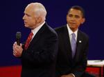 John McCain og Barack Obama ses her ved sidste uges debat, der foregik i Tennessee. Arkivfoto. 