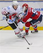 Aleksej Tjerepanov (til venstre) var gennem en omfattende lægeundersøgelse, da han skrev kontrakt med New York Rangers. 