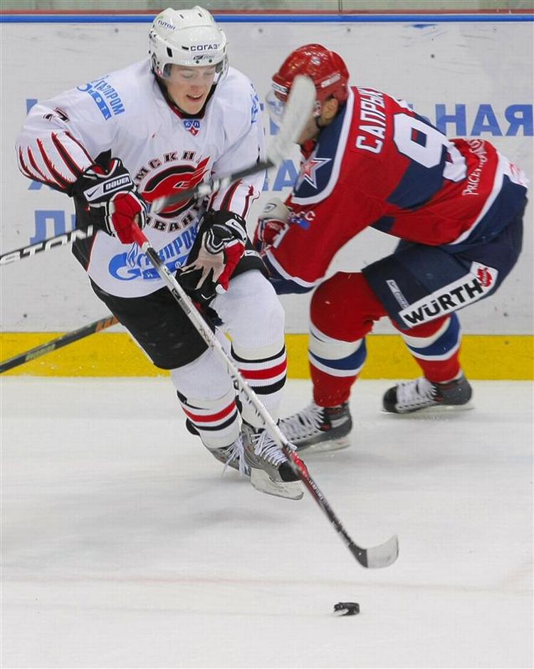 Aleksej Tjerepanov (til venstre) var gennem en omfattende lægeundersøgelse, da han skrev kontrakt med New York Rangers. 