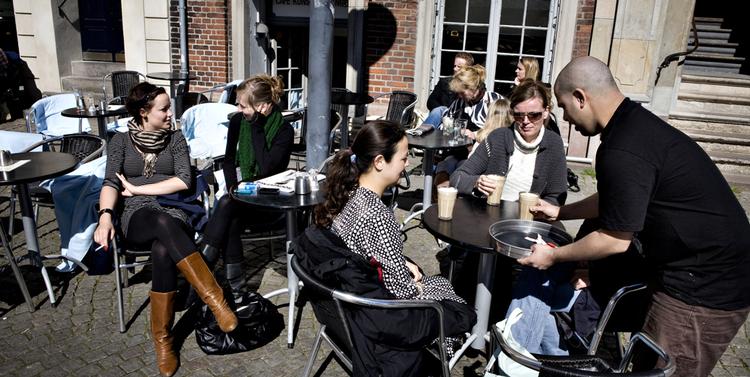 »Vi er en kunsthal midt i København i et af byens klassiske borgerhuse. Jeg tror, at mange københavnere deler vores begejstring over, at vi i 2010 kan slå dørene op til en helt speciel kunsthal af internationalt format, som byen kan være stolt af«, siger direktør, Helle Behrndt, om udvidelsen af Kunstforeningen Gl. Strand. Foto: Martin Lehmann 