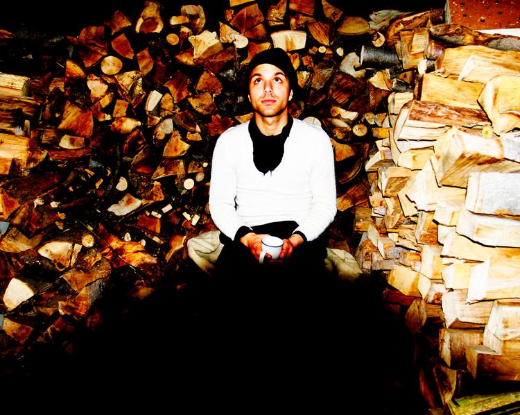 25-årige Jannis Noya Makrigiannis, frontmand i Choir of Young Believers, kan synge, så englene bliver helt rundtossede og alle andre lyttere hensættes i en drømmetilstand. 