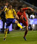 Paulo Ferreira i nærkamp med Sveriges angriber Johan Elmander i nulløsningen i Stockholm i lørdags. 