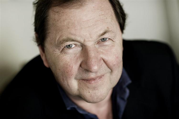 65-årige Roy Andersson vinder filmpris for 'Du Levende' (2007). 