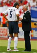 Rio Ferdinand i samtale med Sven-Göran Eriksson under VM-kampen mod Trinidad &amp; Tobago i Tyskland i 2006. 