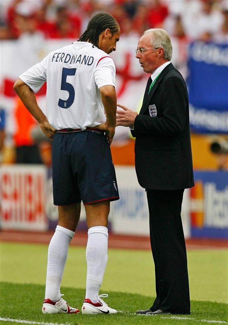 Rio Ferdinand i samtale med Sven-Göran Eriksson under VM-kampen mod Trinidad &amp; Tobago i Tyskland i 2006. 