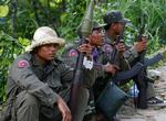 Soldater fra Cambodja sidder her ved grænsen til Thailand (Arkivfoto). 