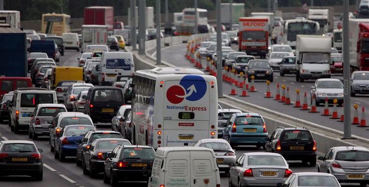 Engelske bilister må indse, at de ikke længere kan snyde de nye intelligente fartkameraer. Her på M25 ved Heathrow er der ingen fare for bøde - trafikken er nemlig gået helt i stå. 