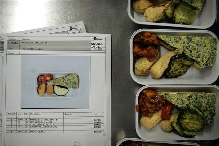Hvis det ender med, at børn skal have flymad til frokost, er det bedre at få en madpakke med hjemmefra, mener ernæringsekspert. 