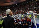 Landstræner Raymond Domenech inspicerer publikum forud for kampen mod Tunesien. 