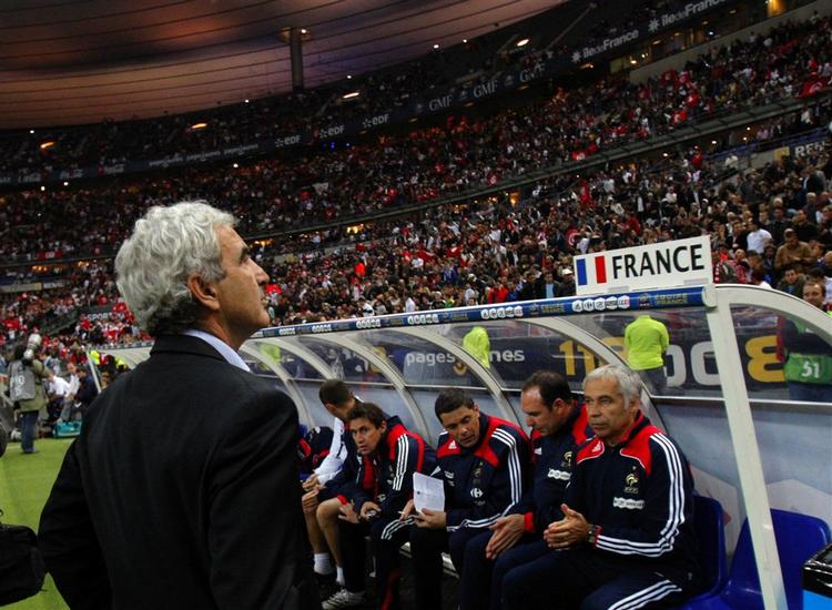 Landstræner Raymond Domenech inspicerer publikum forud for kampen mod Tunesien. 