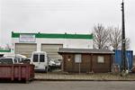 I dette skur holdt en 19-årig mand sin kæreste indespærret, mens han mishandlede hende i ni dage. En 17-årig dreng viser sig nu under tvang at have deltaget i mishandlingen. 