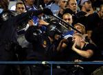 Politi og tilskuere var i slagsmål, da Atletico Madrid og Olympique Marseille spillede Champions League 1. oktober. 