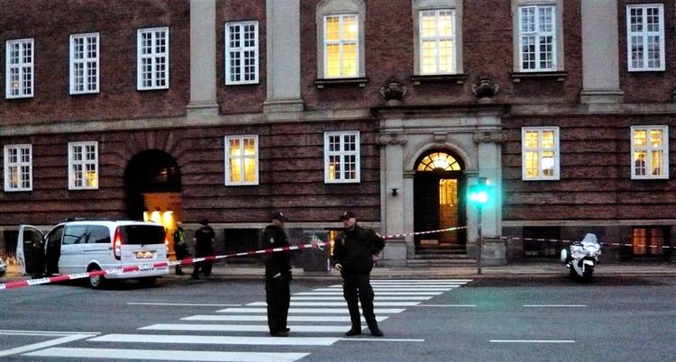 Politiet omringede DA's bygning efter at en mistænkt blev set gå ind. De måtte dog gå derfra tomhændede. 