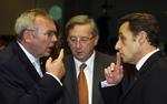 Frankrigs præsident Nicolas Sarkozy (t.h.) får sig en alvorssnak med den østrigske kansler Alfred Gusenbauer (t.v.) og Luxembourgs premierminister Jean-Claude Juncker på EU-topmødet. 