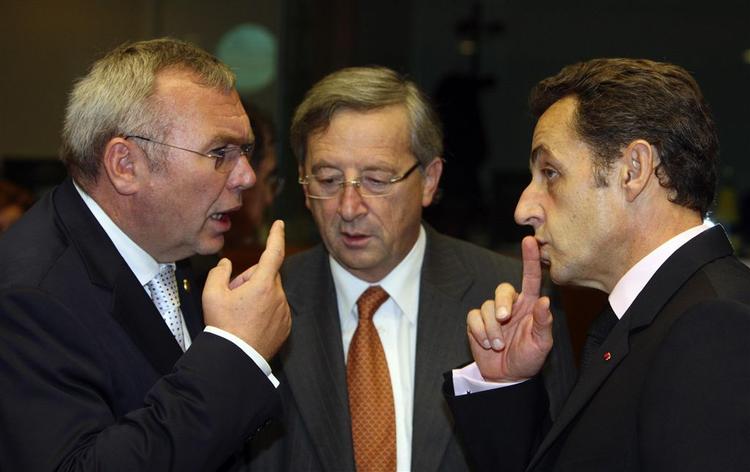 Frankrigs præsident Nicolas Sarkozy (t.h.) får sig en alvorssnak med den østrigske kansler Alfred Gusenbauer (t.v.) og Luxembourgs premierminister Jean-Claude Juncker på EU-topmødet. 