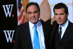 Josh Brolin (th) og Oliver Stone (tv) ankommer til premiere på 'W.' på The Ziegfeld Theatre i New York i tirsdags. 