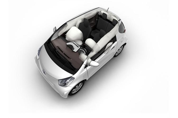 Airbags hele vejen rundt i Toyota iQ. Med lidt god vilje kan man se airbaggen på tværs bag bagsædet. 