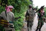 Cambodjanske soldater på vej til grænseområdet, mens forhandlinger med Thailand forberedes. 