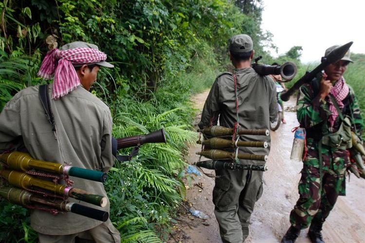 Cambodjanske soldater på vej til grænseområdet, mens forhandlinger med Thailand forberedes. 