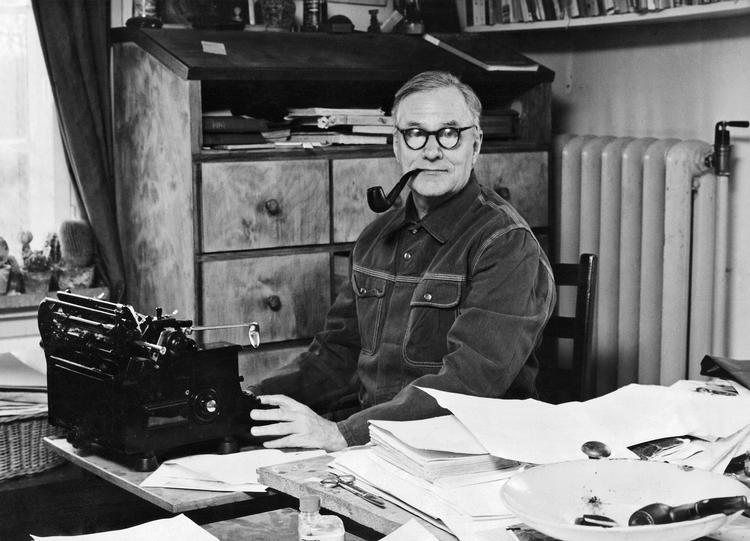 Hans Scherfig havde grå stær på begge øjne. Med operationer og tykke brilleglas reddede han så meget af sit syn, at han lige akkurat kunne se at skrive og male. Polfoto 