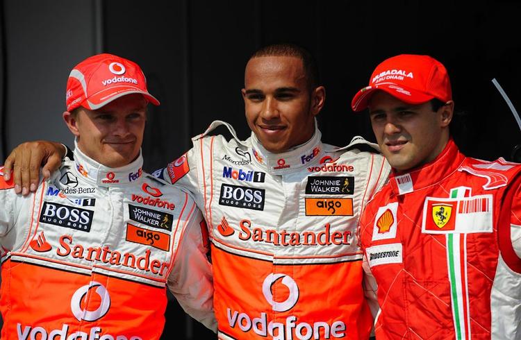 Heikki Kovalainen, Lewis Hamilton og Felipe Massa på podiet efter et løb i Ungarn i august. 