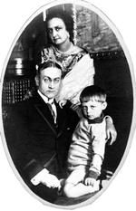 Forfatteren og patriarken Sophus Michaëlis med hustruen Louise og sønnen Tao. Foto fra bogen 