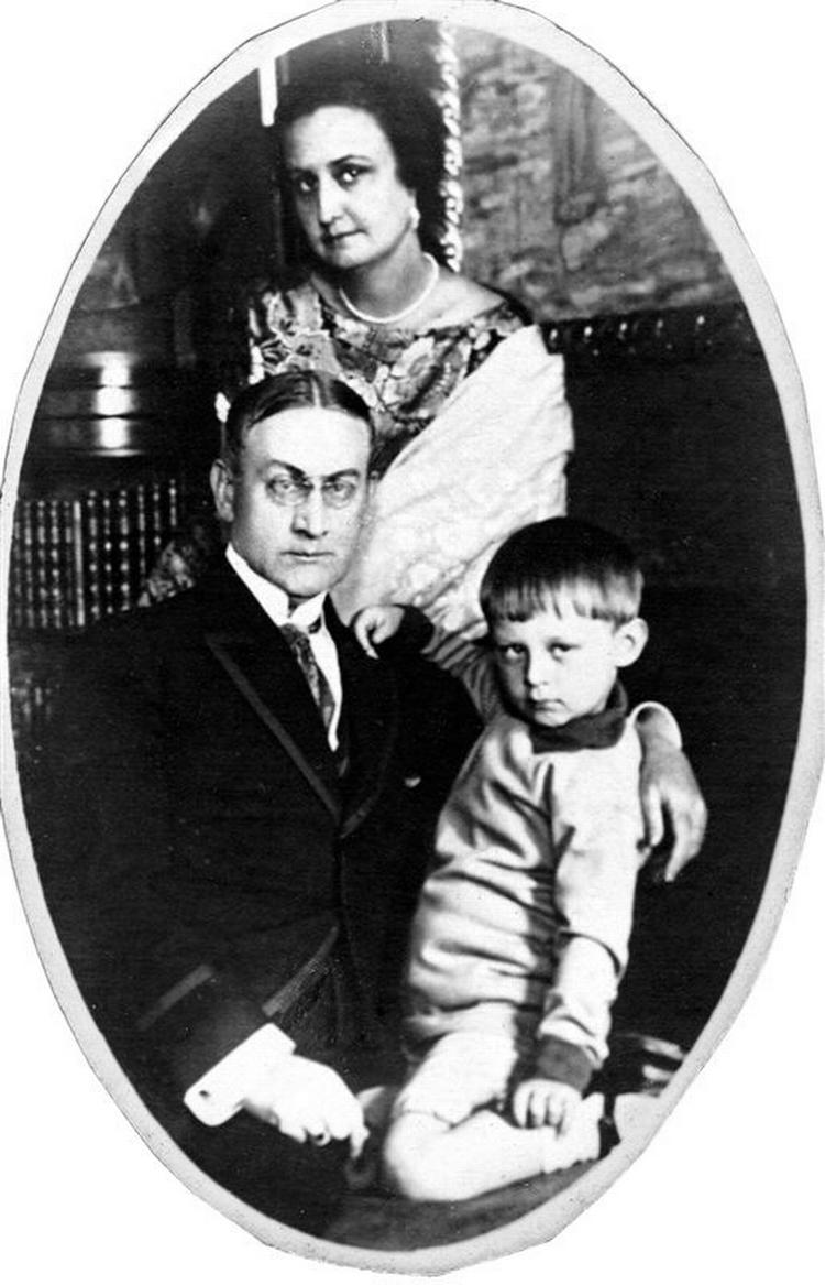 Forfatteren og patriarken Sophus Michaëlis med hustruen Louise og sønnen Tao. Foto fra bogen 