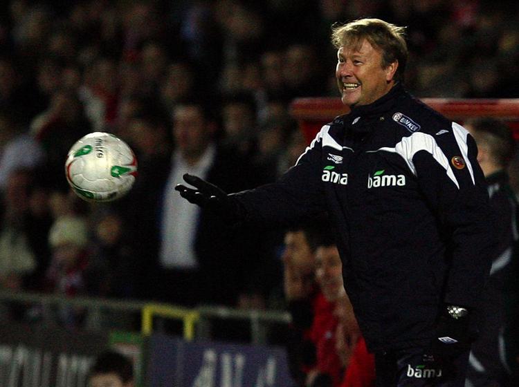 Åge Hareide storsmiler under en kamp mod Wales i februar. Efter gårsdagens nederlag til Holland kræver mange nordmænd ham fyret. 
