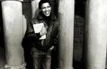 En ung Barack Obama, fotograferet i studietiden ved Harvard Law School.  I hånden holder han Harvard Law Review, som han netop er blevet redaktør af. Foto: AP/anonym 
