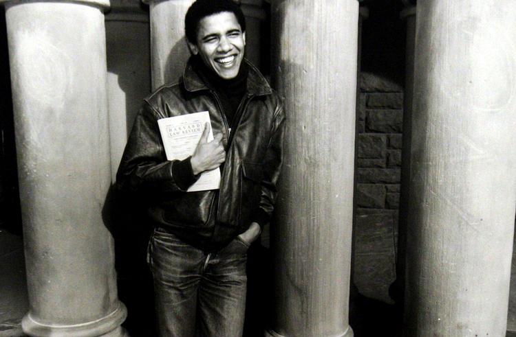 En ung Barack Obama, fotograferet i studietiden ved Harvard Law School.  I hånden holder han Harvard Law Review, som han netop er blevet redaktør af. Foto: AP/anonym 