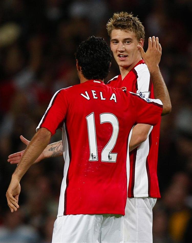 Nicklas Bendtners fravær kan give plads til den unge mexicaner Carlos Vela  i Arsenal-truppen 