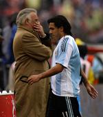Manchester United-angriberen Carlos Tevez skal have ny landstræner. Alfio Basile (til venstre) har sagt op. 