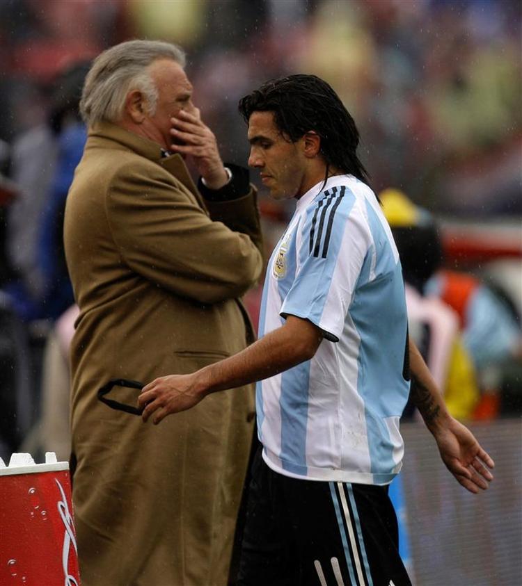 Manchester United-angriberen Carlos Tevez skal have ny landstræner. Alfio Basile (til venstre) har sagt op. 