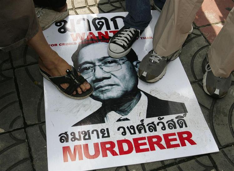 Demonstranter træder på billedet af den folkevalgte premierminister Somchai Wongsawat. 