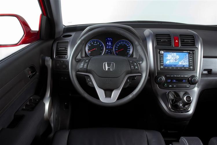 De indbyggede GPS-anlæg – her i en Honda CR-V – kan ikke altid retfærddigøre deres meget høje pris. For eksempel kan de kun sjældent tale dansk. 
