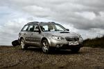 PÅ AFVEJE. Subaru Outback klarer sig fint på smattet underlag, hvor firehjulstrækket sørger for fremdrift. Men terrænet skal ikke være alt for krævende. 