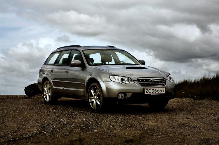 PÅ AFVEJE. Subaru Outback klarer sig fint på smattet underlag, hvor firehjulstrækket sørger for fremdrift. Men terrænet skal ikke være alt for krævende. 