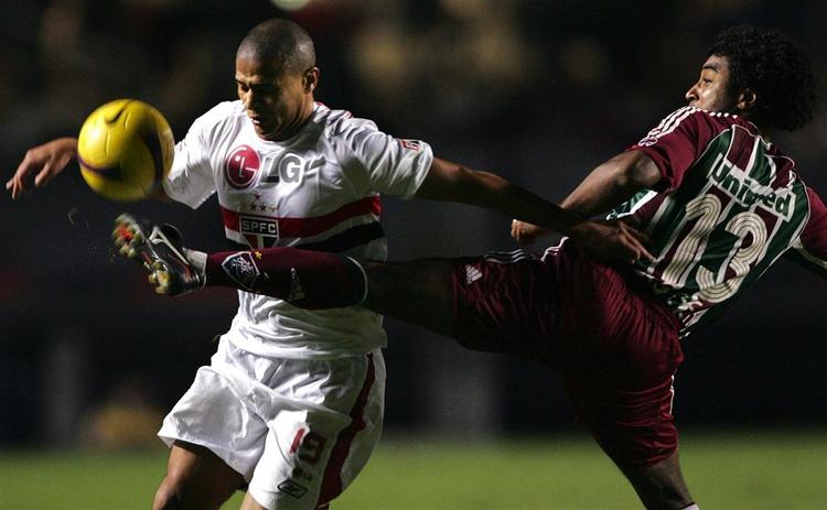Carlos Alberto (til venstre) i kamp for FC São Paulo, hvor han spillede i perioden januar-juni 2008. 