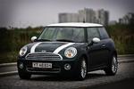 Denne Mini Cooper kører på benzin eller diesel i Europa, men i USA kan den også snart fås med elmotor. 