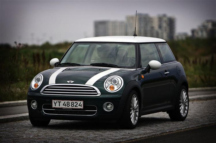 Denne Mini Cooper kører på benzin eller diesel i Europa, men i USA kan den også snart fås med elmotor. 