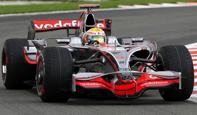 McLaren Mercedes' Lewis Hamilton på vej gennem et sving i dagens tidskørsel. 