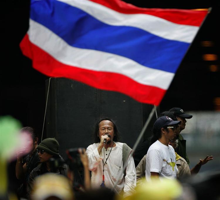 Aktivister på gaden i Bangkok i dag. 