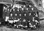 Der var både schnurbart-overskæg og høje hatte, da truppen til OL i 1908 blev fotograferet. Bagest fra venstre er det Harald Hansen, Harald Bohr, Sophus 'Krølben' Nielsen, Peter Marius Andersen og Oscar Nielsen. I anden række står Johannes Gandil, træneren Charles Williams, Charles Buchwald, Bjørn Rasmussen, Kristian Middelboe, Nils Middelboe og Ludvig Drescher. Siddende fra venstre August Lindgren, Knud Hansen, lederne Hans Peter Katberg, Ludvig Sylov og Jørgen Jensen samt Vilhelm Wolfhagen. Forrest i hugstilling sidder Ødbert Bjarnholt, Magnus Beck og Einar Middelboe. Foto fra Danmarks Idræts-Forbunds bog 'De olympiske'. 