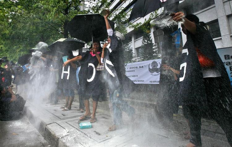 Melaminforgiftning af mælk fra Kina har vakt uro i de asiatiske lande. Her demonstreres foran fødevareministeriet i Indonesiens hovedstad Jakarta. 