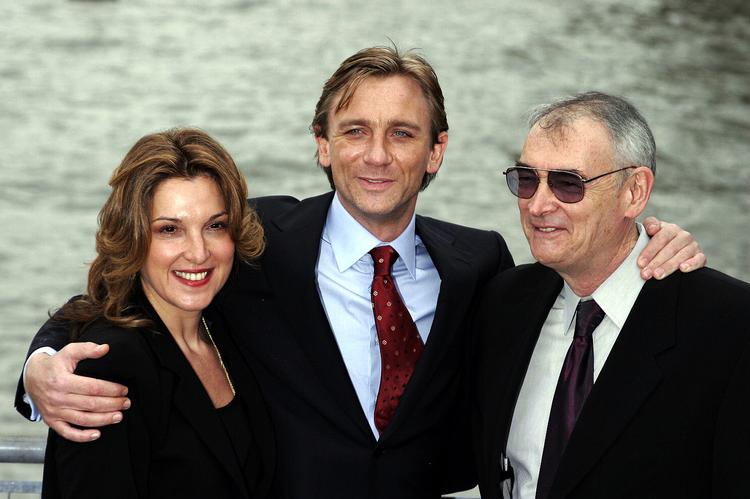 I 2007 præsenterede Barbara Broccoli og medproducer Michael J. Wilson stolt deres nye Bond, James Bond, den engelske karakterskuespiller Daniel Craig. Og 7. november har hans andet 007-udspil dansk premiere. Foto: Gary Lee/Starstock/Photoshot 
