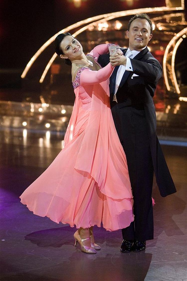 Statsministerfruen Anne-Mette Rasmussen må vinke farvel til danseshowet. 
